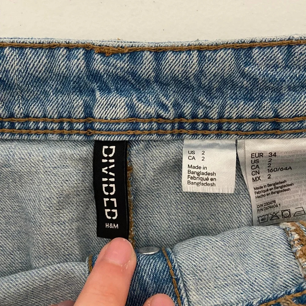 H&M Divided women’s button up light‎ wash denim miniskirt — size 2 - Picture 4 of 7